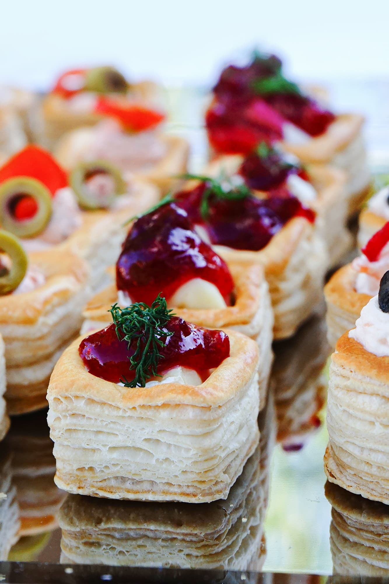 Blätterteig-Häppchen mit Preiselbeeren und Oliven
