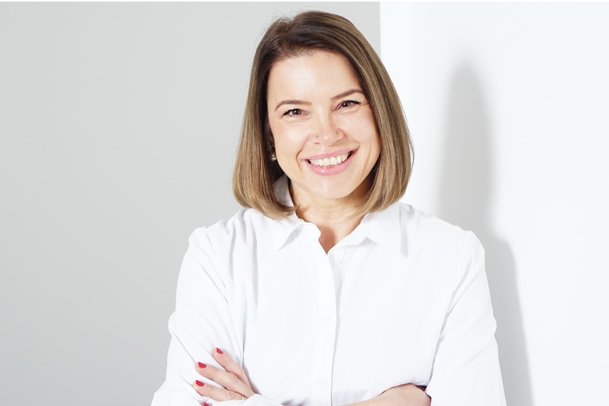Lachendes Businessportrait vor hellem Hintergrund