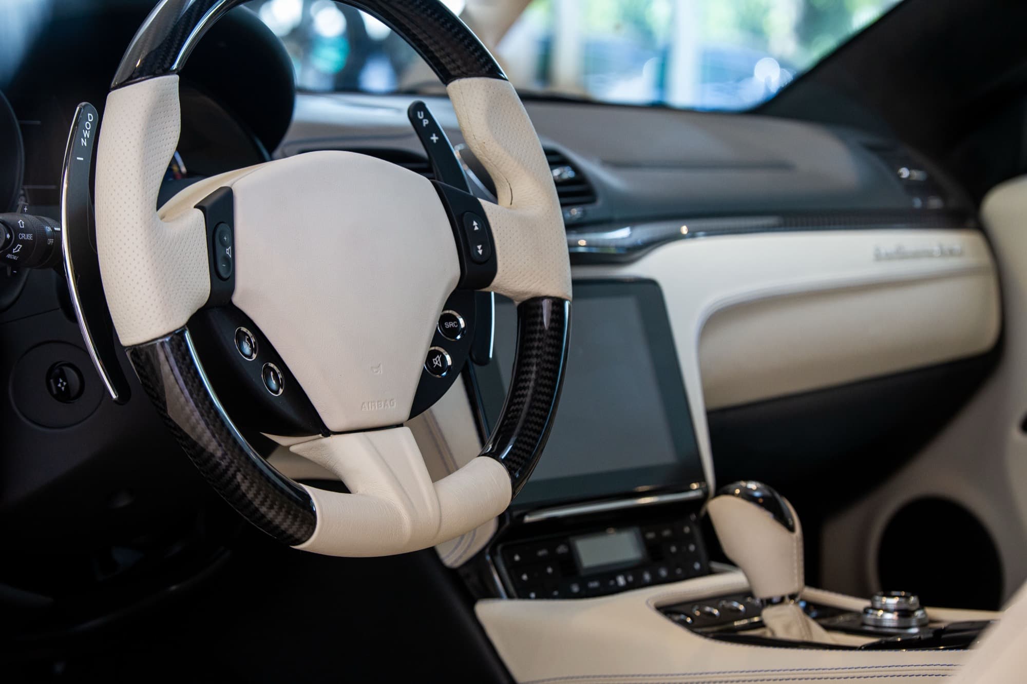 Sportwagen-Cockpit mit hellem Lederinterieur