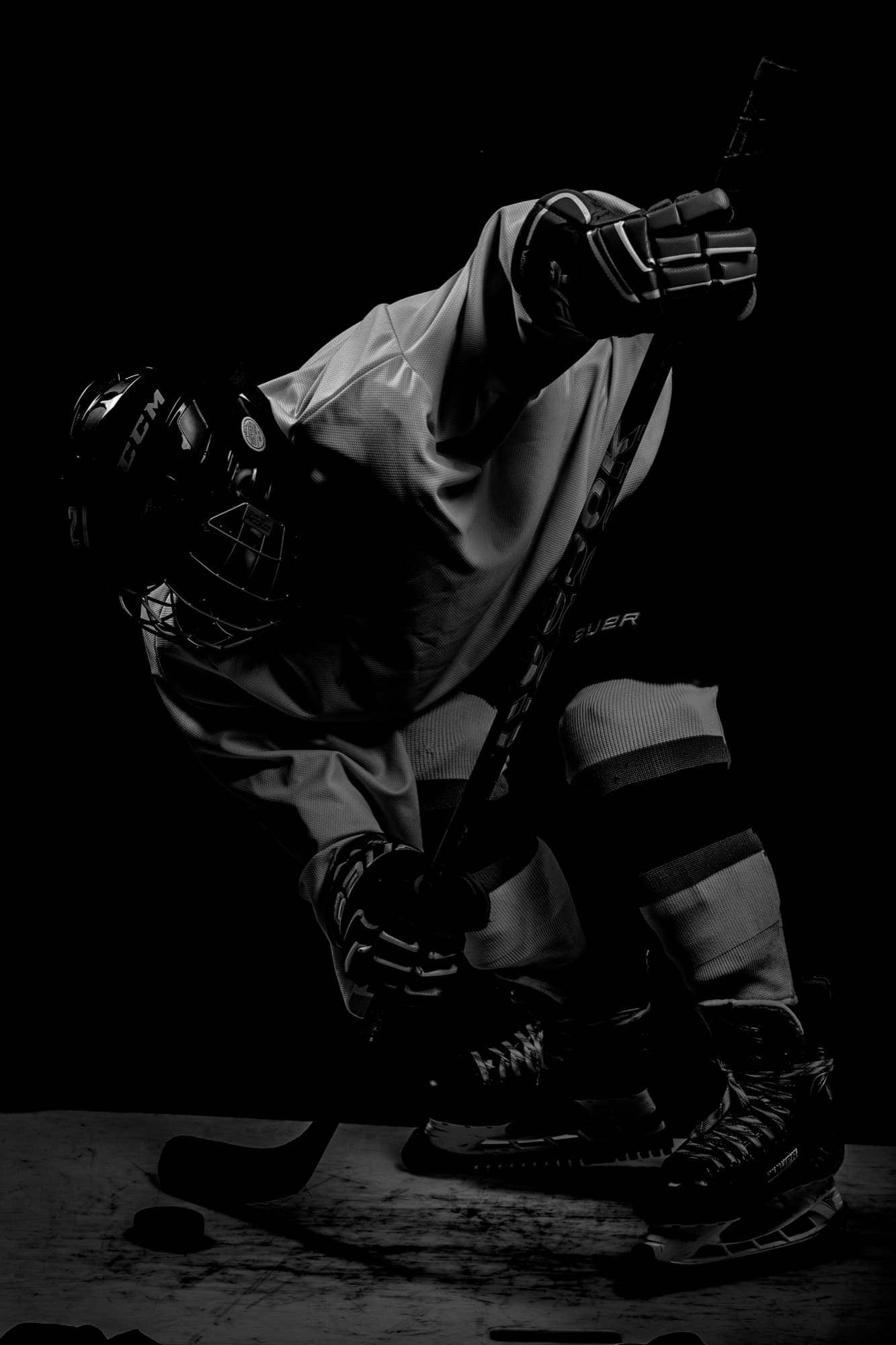 Eishockey-Spieler in Angriffsposition