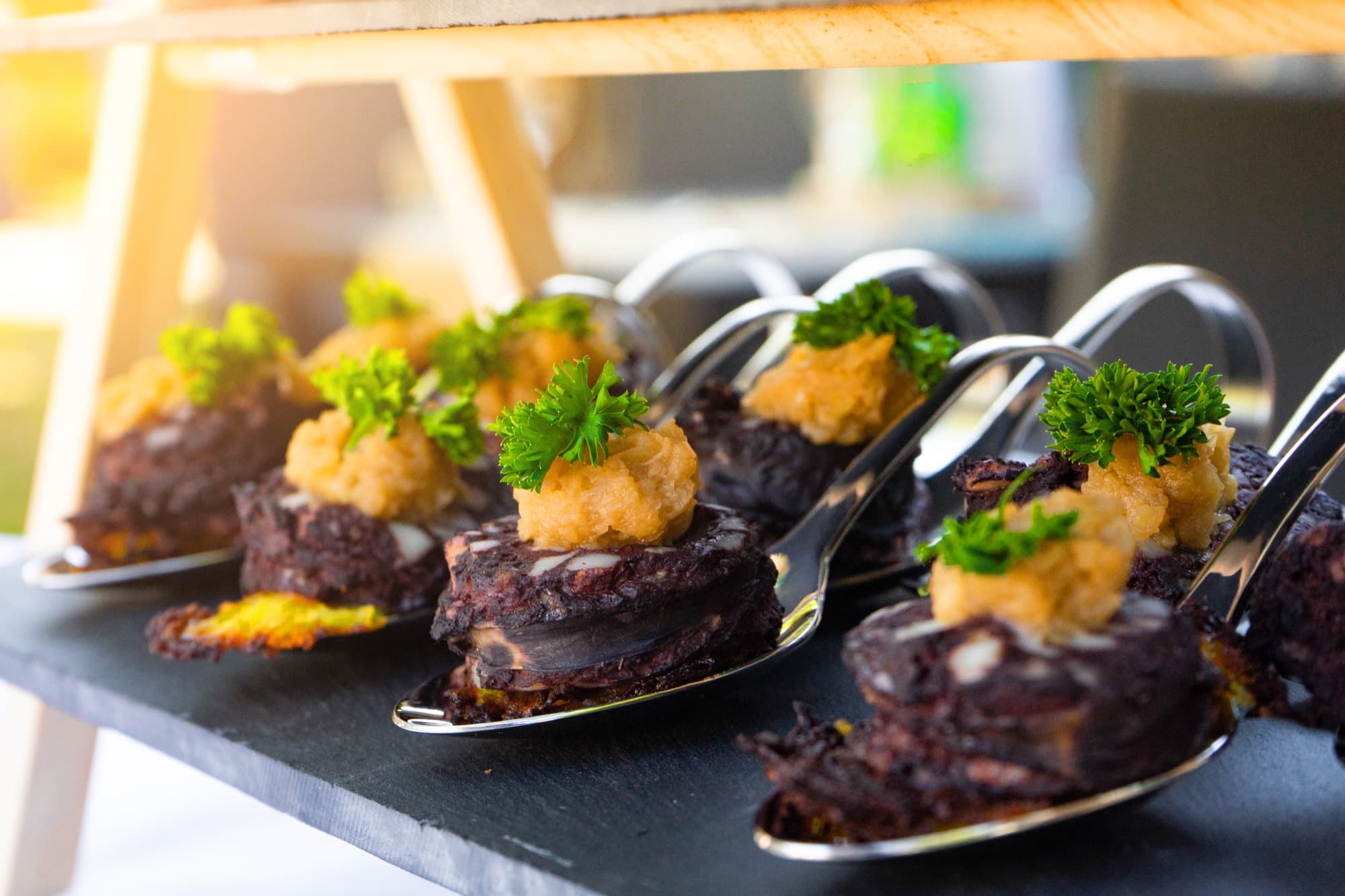Catering-Häppchen auf einer Schieferplatte