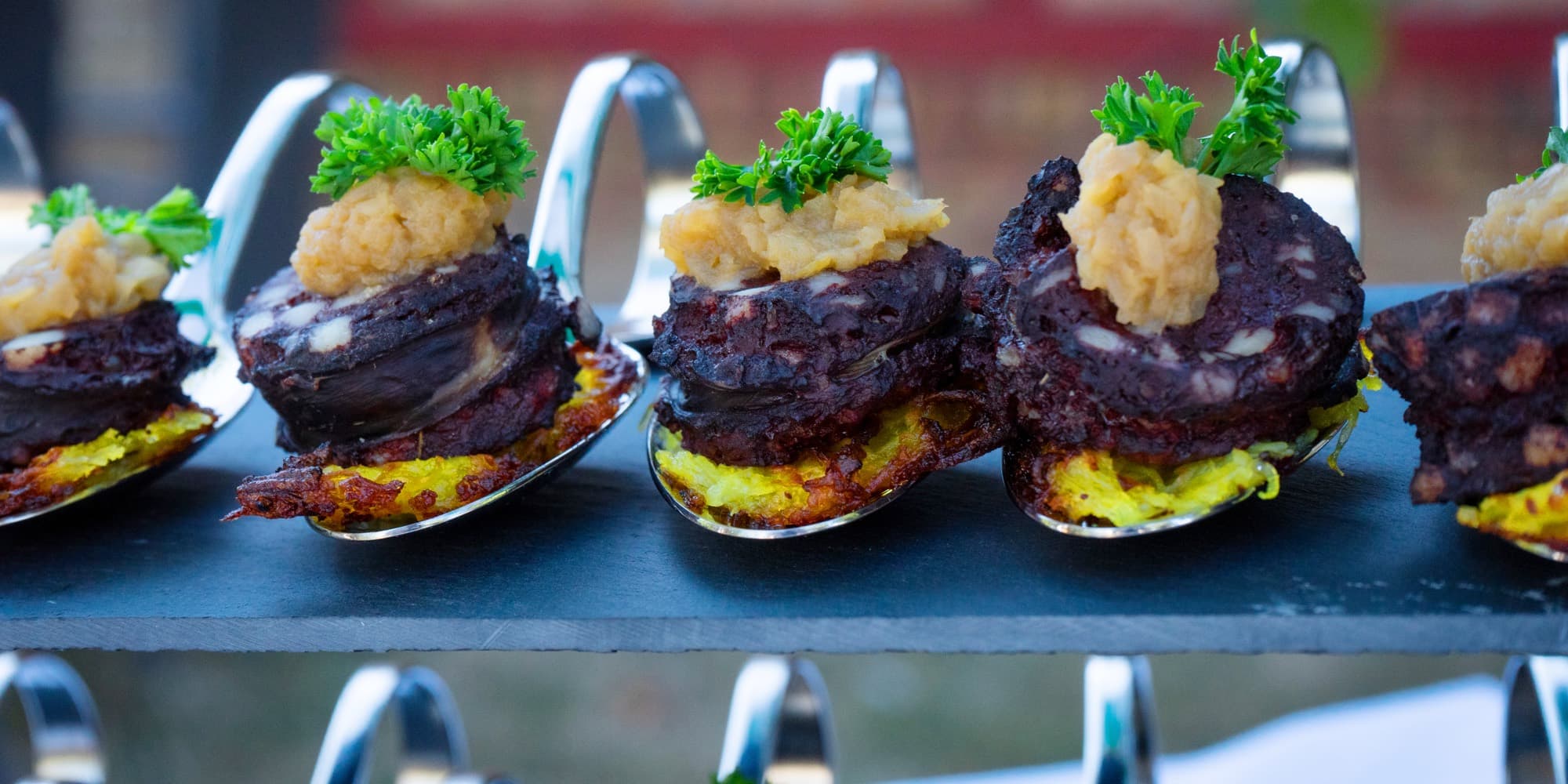 Fingerfood auf Löffeln, angerichtet für ein Catering