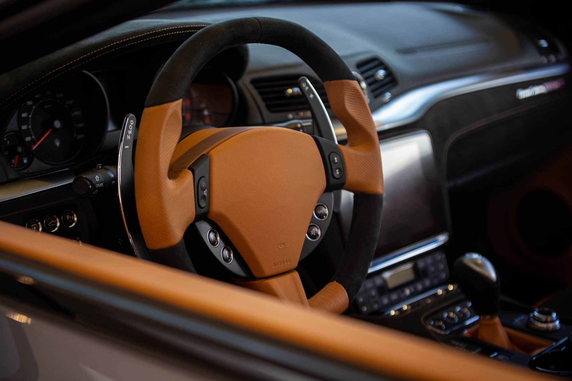 Lenkrad und Armaturen in Cognac-Leder
