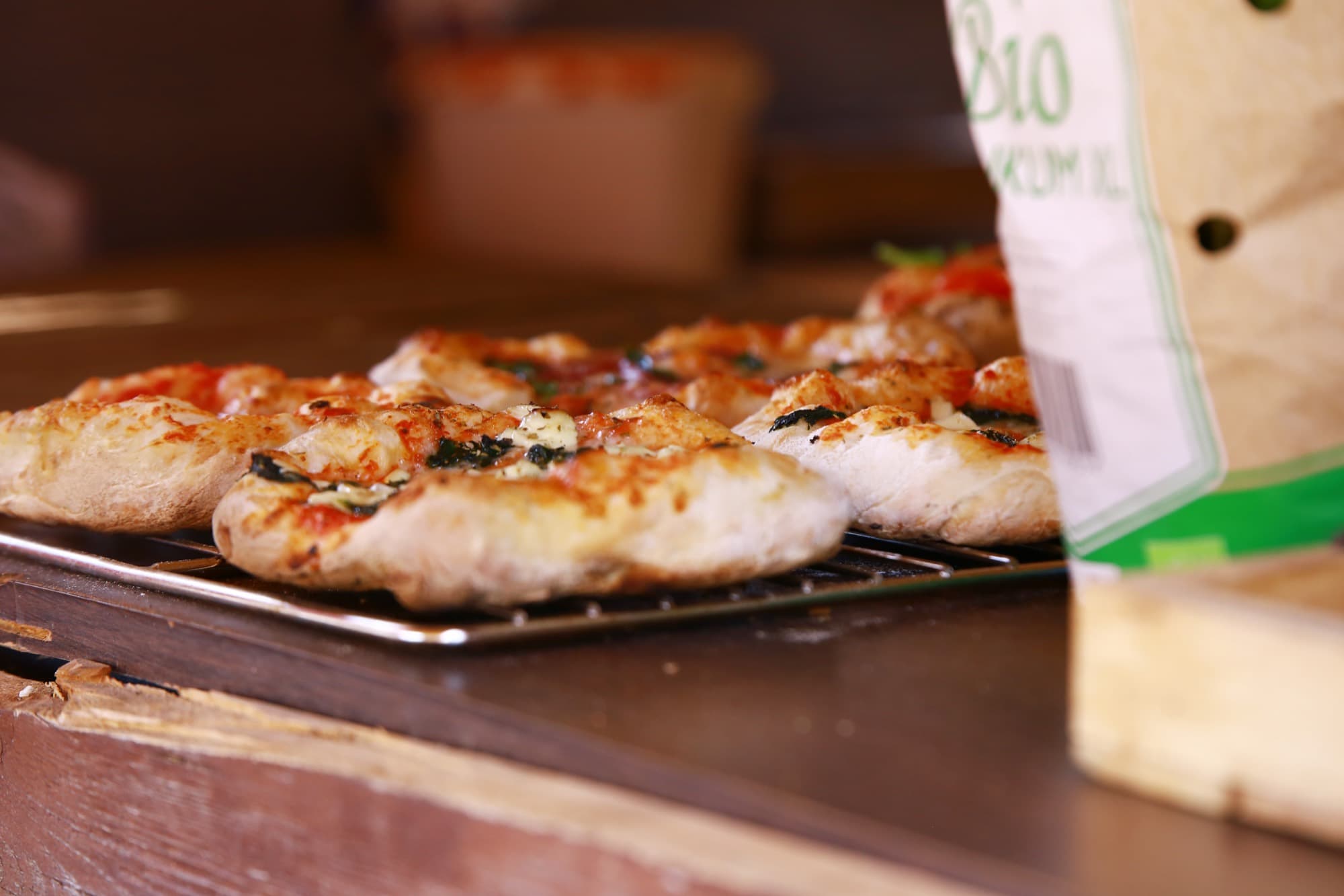 Frisch gebackene Pizza auf dem Rost