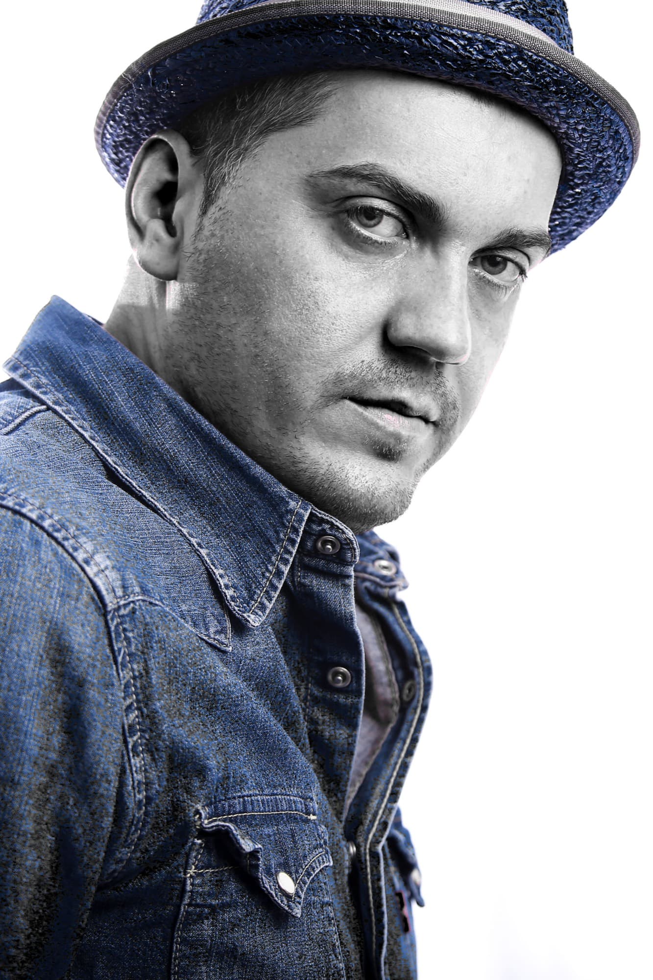 Portrait eines Mannes im Jeanshemd mit Hut