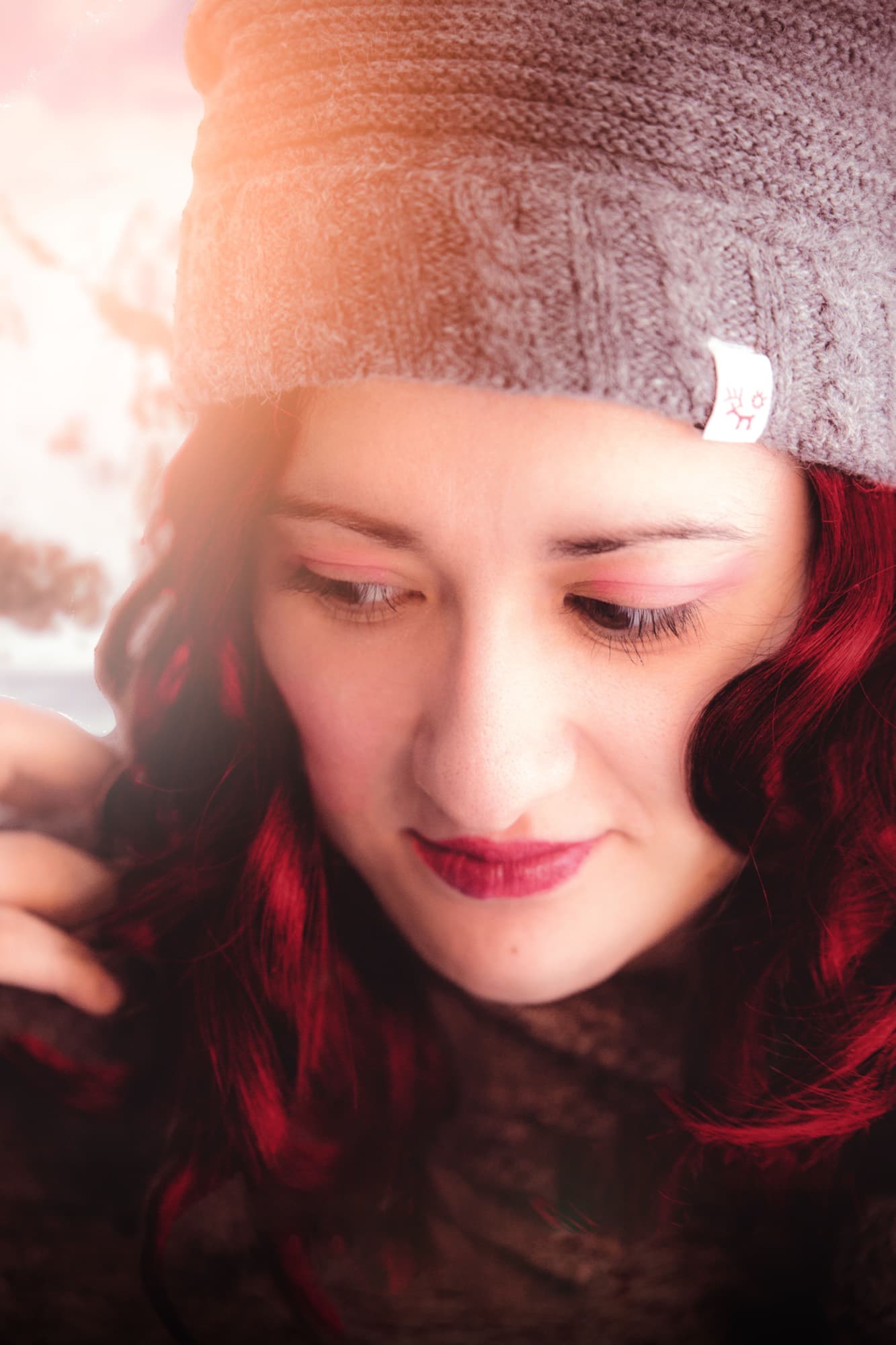 Winterportrait mit roten Haaren und Strickmütze