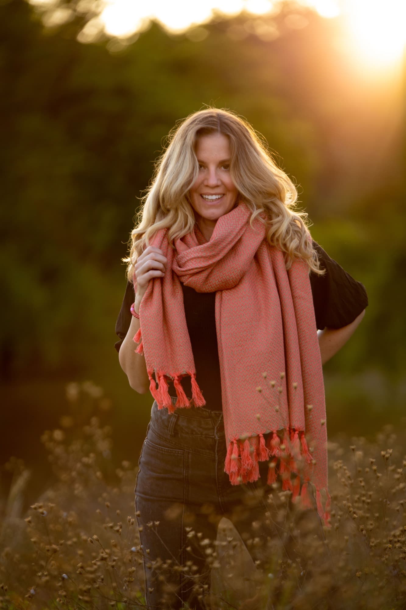 Fashion-Aufnahme mit rotem Schal im Sonnenuntergang